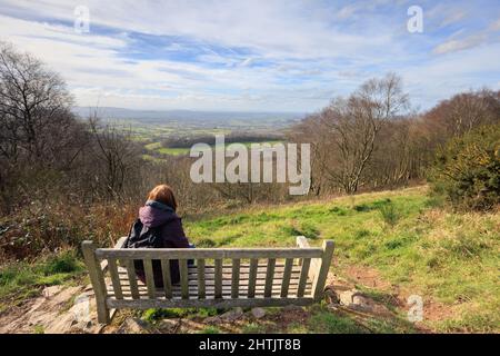 Blick auf den Kamm der Malvern Hills in Worcestershire und Hereford mit sonnigem Himmel und klaren Wanderwegen. Stockfoto