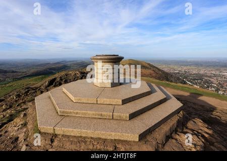 Blick auf den Kamm der Malvern Hills in Worcestershire und Hereford mit sonnigem Himmel und klaren Wanderwegen. Stockfoto