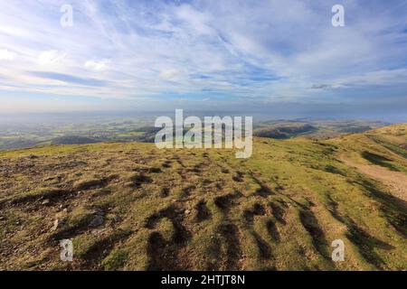 Blick auf den Kamm der Malvern Hills in Worcestershire und Hereford mit sonnigem Himmel und klaren Wanderwegen. Stockfoto