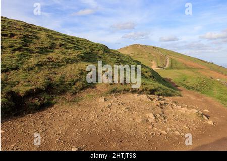 Blick auf den Kamm der Malvern Hills in Worcestershire und Hereford mit sonnigem Himmel und klaren Wanderwegen. Stockfoto