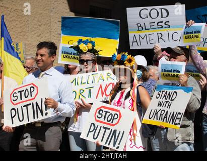 Santa Barbara, Usa. 28.. Februar 2022. (L) Santa Barbara County Board of Supervisors, 1. Bezirk: Das Williams, stellvertretender Vorsitzender. Santa Barbara Rallye für die Ukraine im Santa Barbara County Courthouse in Santa Barbara, CA am 28. Februar 2022. Die Kundgebung wurde abgehalten, um alle Ukrainer, Russen und Amerikaner aus der Region Santa Barbara einzuladen, ihre Unterstützung auszudrücken, um der Ukraine zu helfen, Putins Krieg zu beenden. (Foto: Rod Rolle/Sipa USA) Quelle: SIPA USA/Alamy Live News Stockfoto