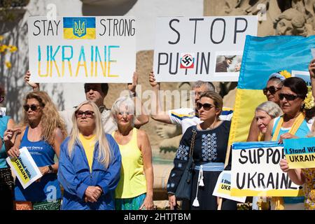 Santa Barbara, Usa. 28.. Februar 2022. Santa Barbara Rallye für die Ukraine im Santa Barbara County Courthouse in Santa Barbara, CA am 28. Februar 2022. Die Kundgebung wurde abgehalten, um alle Ukrainer, Russen und Amerikaner aus der Region Santa Barbara einzuladen, ihre Unterstützung auszudrücken, um der Ukraine zu helfen, Putins Krieg zu beenden. (Foto: Rod Rolle/Sipa USA) Quelle: SIPA USA/Alamy Live News Stockfoto