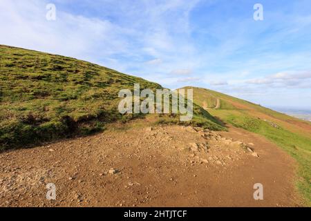 Blick auf den Kamm der Malvern Hills in Worcestershire und Hereford mit sonnigem Himmel und klaren Wanderwegen. Stockfoto