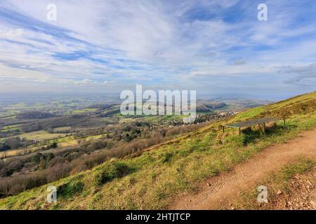 Blick auf den Kamm der Malvern Hills in Worcestershire und Hereford mit sonnigem Himmel und klaren Wanderwegen. Stockfoto