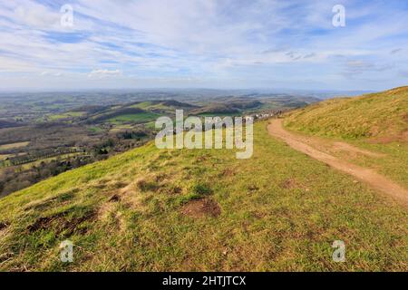 Blick auf den Kamm der Malvern Hills in Worcestershire und Hereford mit sonnigem Himmel und klaren Wanderwegen. Stockfoto