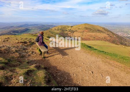 Blick auf den Kamm der Malvern Hills in Worcestershire und Hereford mit sonnigem Himmel und klaren Wanderwegen. Stockfoto