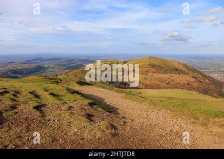 Blick auf den Kamm der Malvern Hills in Worcestershire und Hereford mit sonnigem Himmel und klaren Wanderwegen. Stockfoto