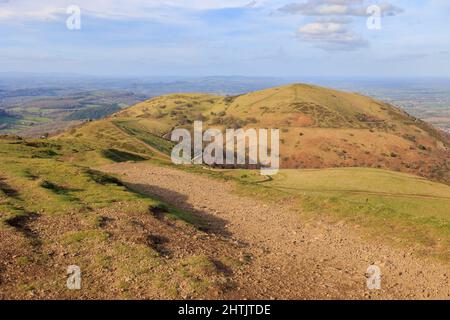 Blick auf den Kamm der Malvern Hills in Worcestershire und Hereford mit sonnigem Himmel und klaren Wanderwegen. Stockfoto