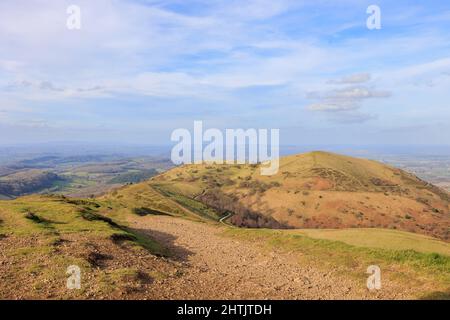 Blick auf den Kamm der Malvern Hills in Worcestershire und Hereford mit sonnigem Himmel und klaren Wanderwegen. Stockfoto