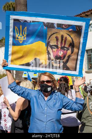 Santa Barbara, Usa. 28.. Februar 2022. Santa Barbara Rallye für die Ukraine im Santa Barbara County Courthouse in Santa Barbara, CA am 28. Februar 2022. Die Kundgebung wurde abgehalten, um alle Ukrainer, Russen und Amerikaner aus der Region Santa Barbara einzuladen, ihre Unterstützung auszudrücken, um der Ukraine zu helfen, Putins Krieg zu beenden. (Foto: Rod Rolle/Sipa USA) Quelle: SIPA USA/Alamy Live News Stockfoto