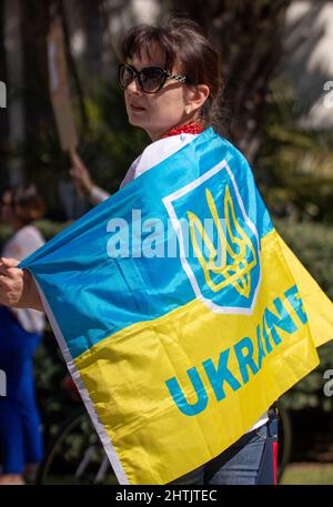 Santa Barbara, Usa. 28.. Februar 2022. Santa Barbara Rallye für die Ukraine im Santa Barbara County Courthouse in Santa Barbara, CA am 28. Februar 2022. Die Kundgebung wurde abgehalten, um alle Ukrainer, Russen und Amerikaner aus der Region Santa Barbara einzuladen, ihre Unterstützung auszudrücken, um der Ukraine zu helfen, Putins Krieg zu beenden. (Foto: Rod Rolle/Sipa USA) Quelle: SIPA USA/Alamy Live News Stockfoto