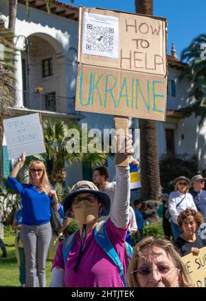 Santa Barbara, Usa. 28.. Februar 2022. Santa Barbara Rallye für die Ukraine im Santa Barbara County Courthouse in Santa Barbara, CA am 28. Februar 2022. Die Kundgebung wurde abgehalten, um alle Ukrainer, Russen und Amerikaner aus der Region Santa Barbara einzuladen, ihre Unterstützung auszudrücken, um der Ukraine zu helfen, Putins Krieg zu beenden. (Foto: Rod Rolle/Sipa USA) Quelle: SIPA USA/Alamy Live News Stockfoto