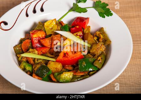 Indische Küche. Bahji-Gemüsebrühe-Frittierl Stockfoto