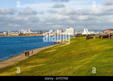 Ein Blick entlang der Staustufe Cardiff Bay und über die Cardiff Bay an einem schönen, sonnigen Januartag im Winter Stockfoto