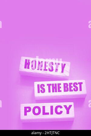 Ehrlichkeit ist die beste Politik Worte in Holzblöcken geschrieben. Vertrauenswürdig, Wahrheit, Überzeugungen und Vereinbarung Geschäftskonzept. Stockfoto