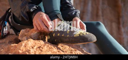 Mädchen trägt Kletterschuhe, Nahaufnahme. Stockfoto