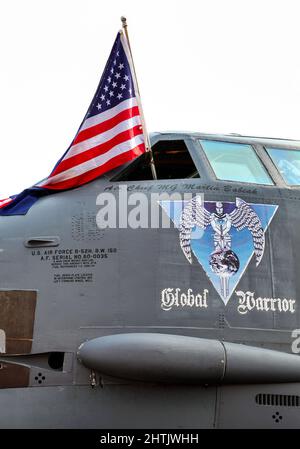 SLIAC, SLOWAKEI - 29. AUGUST 2015: Amerikanische Flagge im Fenster des Bombers B-52 Stratofortress. Stockfoto