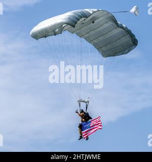 SLIAC, SLOWAKEI - 27. AUGUST 2017: FALLSCHIRMJÄGER DER US Army mit amerikanischer Flagge auf der SIAF 2017 Stockfoto