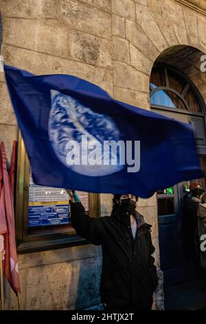 Ein Protestler schwenkt während der Demonstration eine Flagge der Erde. Eine große Anzahl ukrainischer Demonstranten konzentrierte sich in der Stadt Burgos, um das Ende des Krieges in der Ukraine zu fordern. Stockfoto