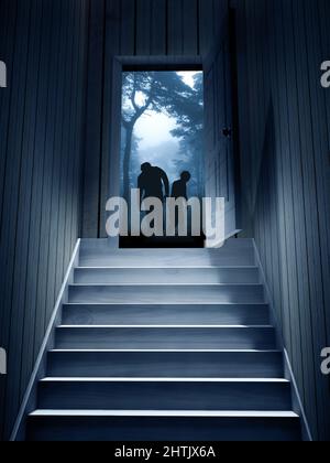 Schritte, die aus einem dunklen Keller führen, um die Tür zu öffnen. Zwei Zombies in einer geheimnisvollen Landschaft mit Bäumen und Sträuchern in einem nebligen Wald vor der Tür. 3D Rend Stockfoto