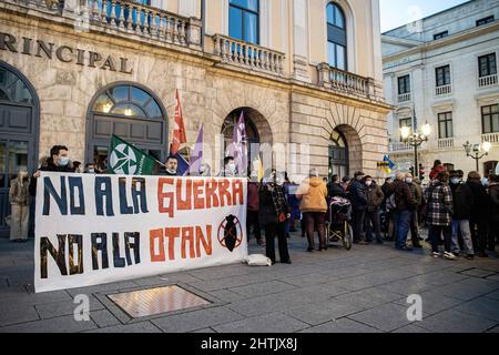 Die Demonstranten halten während der Demonstration ein Transparent, auf dem ihre Meinung zum Ausdruck kommt. Eine große Anzahl ukrainischer Demonstranten konzentrierte sich in der Stadt Burgos, um das Ende des Krieges in der Ukraine zu fordern. (Foto von Jorge Contreras / SOPA Images/Sipa USA) Stockfoto