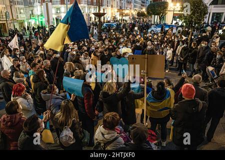 Burgos, Spanien. 27.. Februar 2022. Während der Demonstration sahen die Demonstranten, wie sie sich versammelten, indem sie Plakate und eine Flagge der Ukraine hielten.Eine große Anzahl ukrainischer Demonstranten konzentrierte sich in der Stadt Burgos, um das Ende des Krieges in der Ukraine zu behaupten. (Bild: © Jorge Contreras/SOPA Images via ZUMA Press Wire) Stockfoto