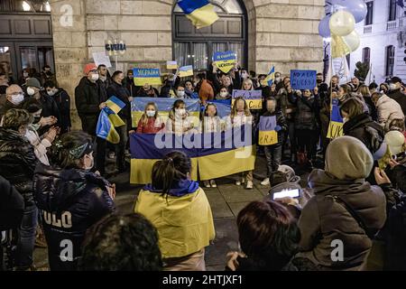 Burgos, Spanien. 27.. Februar 2022. Während der Demonstration halten Kinder die Fahnen der Ukraine.Eine große Anzahl ukrainischer Demonstranten konzentrierte sich in der Stadt Burgos, um das Ende des Krieges in der Ukraine zu fordern. (Bild: © Jorge Contreras/SOPA Images via ZUMA Press Wire) Stockfoto