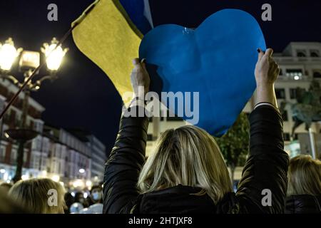 Burgos, Spanien. 27.. Februar 2022. Ein Protestler hält während der Demonstration ein herzförmiges Plakat.Eine große Anzahl ukrainischer Demonstranten konzentrierte sich in der Stadt Burgos, um das Ende des Krieges in der Ukraine zu fordern. (Bild: © Jorge Contreras/SOPA Images via ZUMA Press Wire) Stockfoto