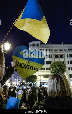 Burgos, Spanien. 27.. Februar 2022. Ein Protestler hält während der Demonstration ein herzförmiges Plakat mit der Aufschrift "Mein Herz mit der Ukraine".Eine große Anzahl ukrainischer Demonstranten konzentrierte sich in der Stadt Burgos, um das Ende des Krieges in der Ukraine zu fordern. (Bild: © Jorge Contreras/SOPA Images via ZUMA Press Wire) Stockfoto