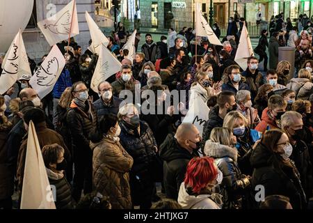 Burgos, Spanien. 27.. Februar 2022. Demonstranten halten während der Demonstration Friedenstauben-Flaggen, die ihre Meinung zum Ausdruck bringen.Eine große Anzahl ukrainischer Demonstranten konzentrierte sich in der Stadt Burgos, um das Ende des Krieges in der Ukraine zu fordern. (Bild: © Jorge Contreras/SOPA Images via ZUMA Press Wire) Stockfoto