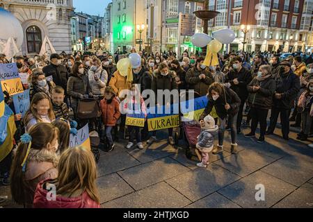 Burgos, Spanien. 27.. Februar 2022. Während der Demonstration sahen die Demonstranten, wie sie sich versammelten, während sie Plakate hielten.Eine große Anzahl ukrainischer Demonstranten konzentrierte sich in der Stadt Burgos, um das Ende des Krieges in der Ukraine zu behaupten. (Bild: © Jorge Contreras/SOPA Images via ZUMA Press Wire) Stockfoto