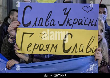 Burgos, Spanien. 27.. Februar 2022. Demonstranten halten während der Demonstration ein Plakat mit der Aufschrift "Es lebe die Ukraine, es lebe die ukrainischen Helden".Eine große Anzahl ukrainischer Demonstranten konzentrierte sich in der Stadt Burgos, um das Ende des Krieges in der Ukraine zu fordern. (Bild: © Jorge Contreras/SOPA Images via ZUMA Press Wire) Stockfoto