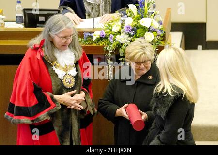 Lady Julia Amess (Mitte) geht die Freiheit der Stadt Southend durch, die ihr im Namen ihres verstorbenen Mannes, des Parlamentsabgeordneten Sir David Amess, von der Bürgermeisterin von Southend, Margaret Borton (links), ihrer Tochter Kate Amess, Nachdem der Prinz von Wales Southend im Namen der Queen und nach dem Tod des Abgeordneten Southend offiziell das Patent überreicht hatte, das ihm den Status einer Stadt einräumt. Bilddatum: Dienstag, 1. März 2022. Stockfoto