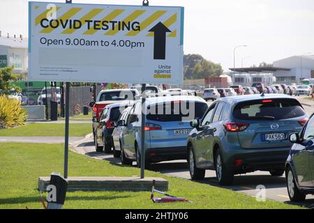 Christchurch, Neuseeland. 28.. Februar 2022. Mehr als 2,5km Warteschlangen warten auf den Test.etwa zwei Stunden Wartezeit.eine große Zahl von Menschen, die in Christchurch getestet werden wollen, stehen an einem Testgelände in der Nähe des Flughafens in der Schlange, eine Warteschlange von mehr als 2,5 km, was einer Wartezeit von rund zwei Stunden entspricht. Die Fälle liegen bei etwa 15.000 pro Tag, wobei die Fälle in der nächsten Woche um das Doppelte getippt werden. Kredit: SOPA Images Limited/Alamy Live Nachrichten Gutschrift: SOPA Images Limited/Alamy Live Nachrichten Stockfoto