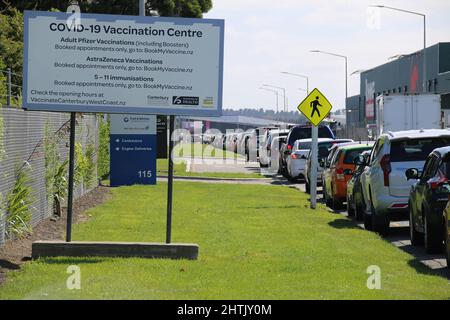 Christchurch, Neuseeland. 28.. Februar 2022. Eine Schlange von Autos, die an einer Impfklinik vorbeifahren, um eine Teststelle in 2km Entfernung zu finden.eine riesige Anzahl von Menschen, die in Christchurch getestet werden wollen, stehen an einem Testgelände in der Nähe des Flughafens in einer Warteschlange von mehr als 2,5 km, was einer Wartezeit von rund zwei Stunden entspricht. Die Fälle liegen bei etwa 15.000 pro Tag, wobei die Fälle in der nächsten Woche um das Doppelte getippt werden. Kredit: SOPA Images Limited/Alamy Live Nachrichten Gutschrift: SOPA Images Limited/Alamy Live Nachrichten Stockfoto