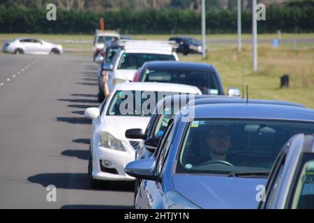 Christchurch, Neuseeland. 28.. Februar 2022. Lange Schlangen von Menschen, die darauf warten, vom Christchurch International Airport getestet zu werden.eine große Zahl von Menschen, die in Christchurch getestet werden wollen, stehen an einem Testgelände in der Nähe des Flughafens in einer Warteschlange von mehr als 2,5 km, was einer Wartezeit von rund zwei Stunden entspricht. Die Fälle liegen bei etwa 15.000 pro Tag, wobei die Fälle in der nächsten Woche um das Doppelte getippt werden. Kredit: SOPA Images Limited/Alamy Live Nachrichten Gutschrift: SOPA Images Limited/Alamy Live Nachrichten Stockfoto