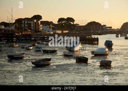 Kleine Boote, die bei Ebbe auf dem Schlamm ruhen, Sandbänke in Poole Stockfoto