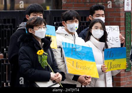 Seoul, Südkorea. 1. März 2022. Südkoreanische Mitglieder und Aktivisten nehmen am 1. März 2022 an einer Kundgebung gegen Russland Teil, bei der die Ukraine vor der russischen Botschaft in Seoul, Südkorea, angegriffen wird. Nach dem Einmarsch russischer Truppen in das Land Anfang dieser Woche sind weltweit Proteste zur Unterstützung der Ukraine ausgebrochen. (Foto von Lee Young-ho/Sipa USA) Quelle: SIPA USA/Alamy Live News Stockfoto