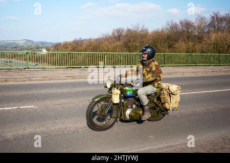 1949 40s 40er BSA WM20 British 500cc Benzin Motorrad. Nr. c4352635 41 militärischer grüner Transport mit Kurier-Segeltuch-Satteltaschen Stockfoto