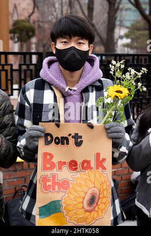 Seoul, Südkorea. 1. März 2022. Der südkoreanische Teenager A nimmt am 1. März 2022 an einer Kundgebung gegen Russland Teil, bei der die Ukraine vor der russischen Botschaft in Seoul, Südkorea, angegriffen wird. Nach dem Einmarsch russischer Truppen in das Land Anfang dieser Woche sind weltweit Proteste zur Unterstützung der Ukraine ausgebrochen. (Foto von Lee Young-ho/Sipa USA) Quelle: SIPA USA/Alamy Live News Stockfoto