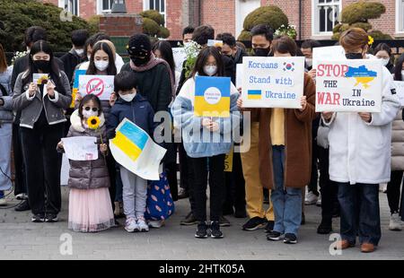 Seoul, Südkorea. 1. März 2022. Südkoreanische Aktivisten und Ukrainer, die an das Schweigen erinnern, nehmen am 1. März 2022 an einer Kundgebung gegen Russland Teil, bei der die Ukraine vor der russischen Botschaft in Seoul, Südkorea, angegriffen wird. Nach dem Einmarsch russischer Truppen in das Land Anfang dieser Woche sind weltweit Proteste zur Unterstützung der Ukraine ausgebrochen. (Foto von Lee Young-ho/Sipa USA) Quelle: SIPA USA/Alamy Live News Stockfoto