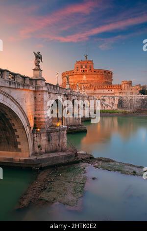 Rom, Italien. Bild der Engelsburg (Engelsburg) und der Brücke des Heiligen Engels (Ponte Sant Angelo) über dem Tiber in Rom an der S Stockfoto