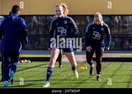 Rotterdam - (l-r) Manique de Vette von Feyenoord während des Trainings in Nieuw Varkenoord am 28. Februar 2022 in Rotterdam, Niederlande. (B Stockfoto