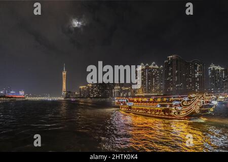 Flusslandschaft um den Guangzhou-Turm bei Nacht, Guangzhou, China Stockfoto