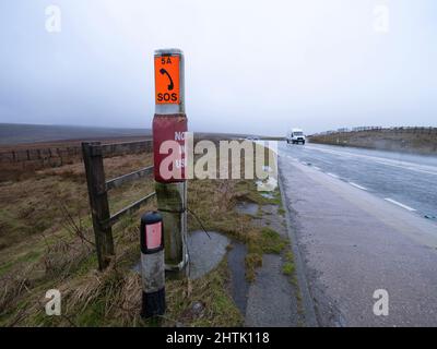 Woodhead Pass, der Greater Manchester mit South Yorkshire verbindet. Die A628 ist eine Hauptverbindungsstraße, die aufgrund des schlechten Wetters geschlossen werden kann Stockfoto