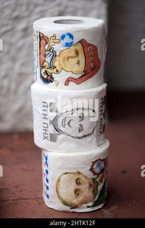 Stock-Fotos von ukrainischen Toilettenrolle, die auf den Märkten in der Ukraine verkauft wird, dieses Set aus der Stadt Lemberg, zeigt Hass und unhöfliche Botschaften für Wladimir Putin, den Präsidenten von Russland, während der Krieg weiter geht. Stockfoto