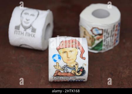 Stock-Fotos von ukrainischen Toilettenrolle, die auf den Märkten in der Ukraine verkauft wird, dieses Set aus der Stadt Lemberg, zeigt Hass und unhöfliche Botschaften für Wladimir Putin, den Präsidenten von Russland, während der Krieg weiter geht. Stockfoto