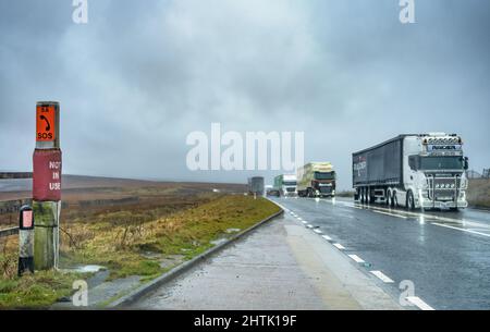 Woodhead Pass, der Greater Manchester mit South Yorkshire verbindet. Die A628 ist eine Hauptverbindungsstraße, die aufgrund des schlechten Wetters geschlossen werden kann Stockfoto