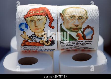 Stock-Fotos von ukrainischen Toilettenrolle, die auf den Märkten in der Ukraine verkauft wird, dieses Set aus der Stadt Lemberg, zeigt Hass und unhöfliche Botschaften für Wladimir Putin, den Präsidenten von Russland, während der Krieg weiter geht. Stockfoto