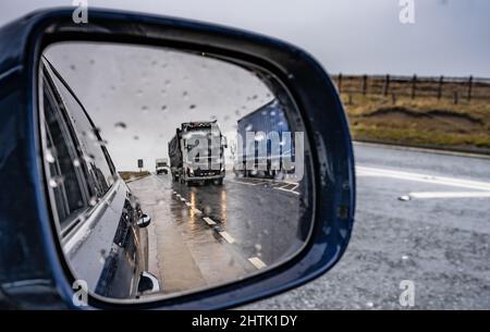 Woodhead Pass, der Greater Manchester mit South Yorkshire verbindet. Die A628 ist eine Hauptverbindungsstraße, die aufgrund des schlechten Wetters geschlossen werden kann Stockfoto